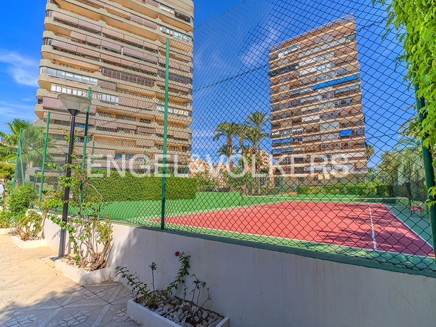 2 soverom Leilighet til salgs i Alicante by med svømmebasseng garasje - € 480 000 (Ref: 9215734)