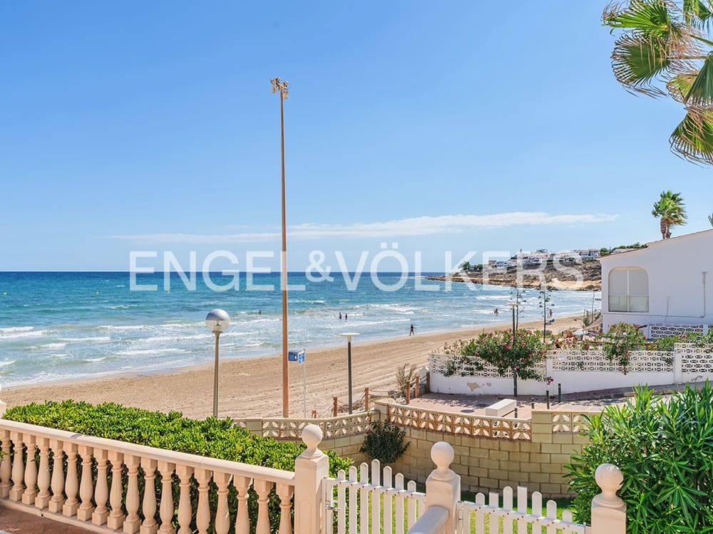 4 soverom Bungalow til salgs i Alicante by med svømmebasseng garasje - € 850 000 (Ref: 9274649)