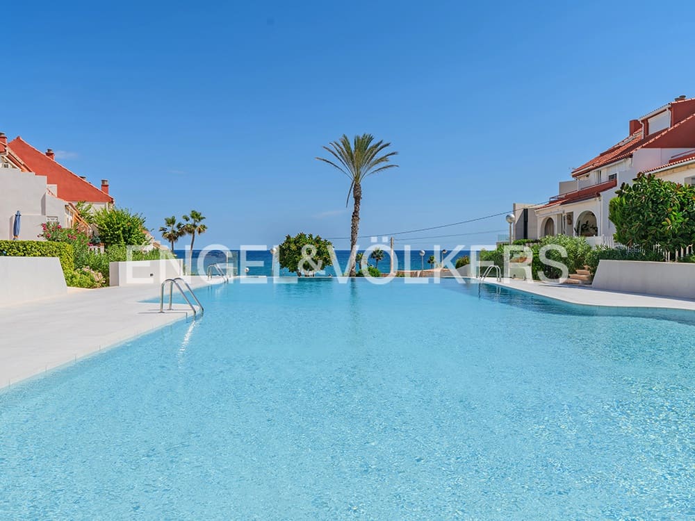 4 soverom Bungalow til salgs i Alicante by med svømmebasseng garasje - € 850 000 (Ref: 9274649)