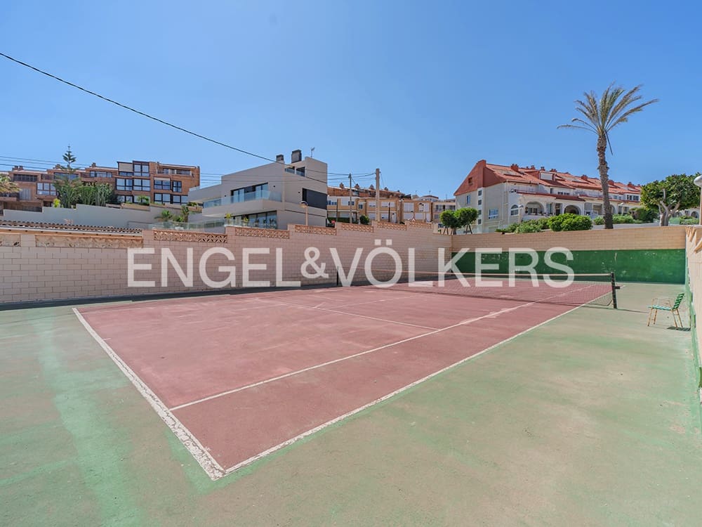 4 soverom Bungalow til salgs i Alicante by med svømmebasseng garasje - € 850 000 (Ref: 9274649)