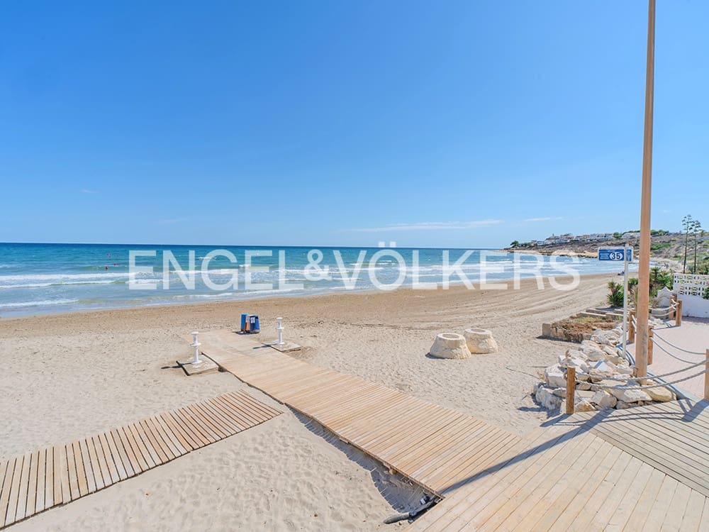 4 soverom Bungalow til salgs i Alicante by med svømmebasseng garasje - € 850 000 (Ref: 9274649)