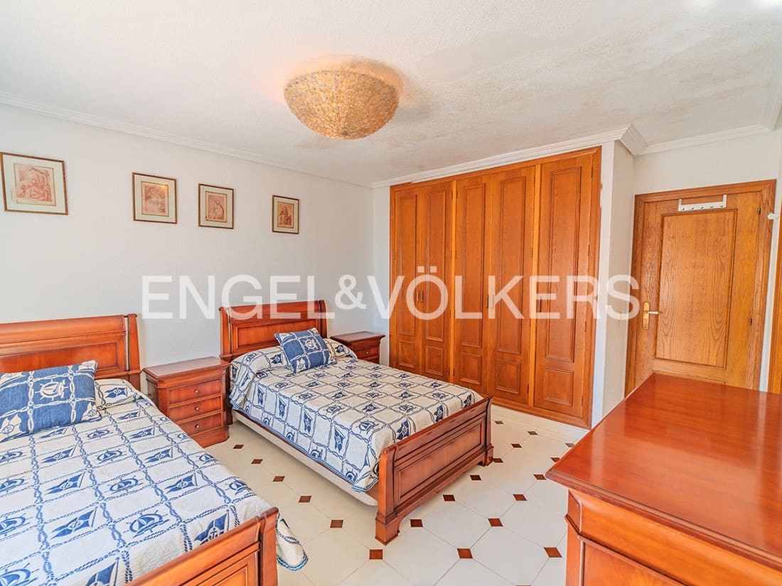 4 soverom Bungalow til salgs i Alicante by med svømmebasseng garasje - € 850 000 (Ref: 9274649)