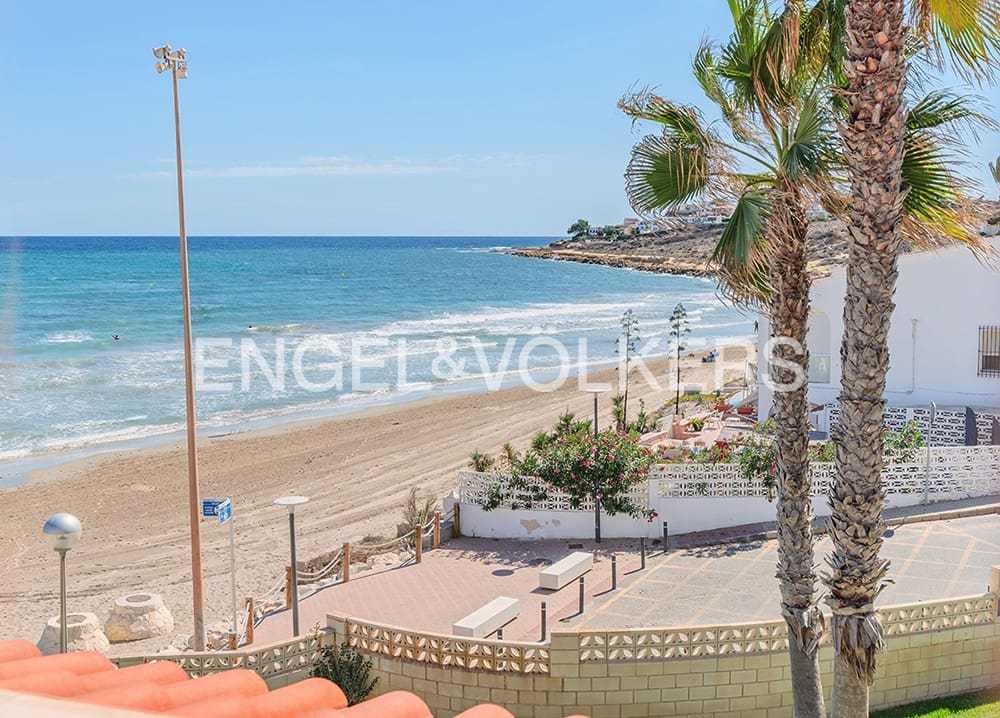 4 soverom Bungalow til salgs i Alicante by med svømmebasseng garasje - € 850 000 (Ref: 9274649)