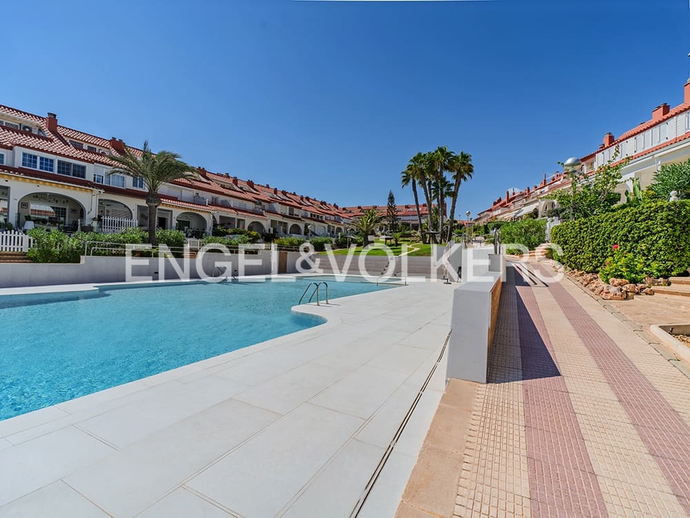 4 soverom Bungalow til salgs i Alicante by med svømmebasseng garasje - € 850 000 (Ref: 9274649)