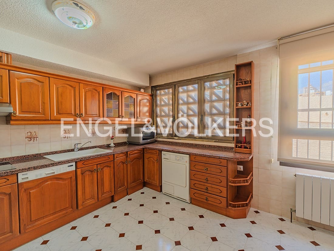 4 soverom Bungalow til salgs i Alicante by med svømmebasseng garasje - € 850 000 (Ref: 9274649)