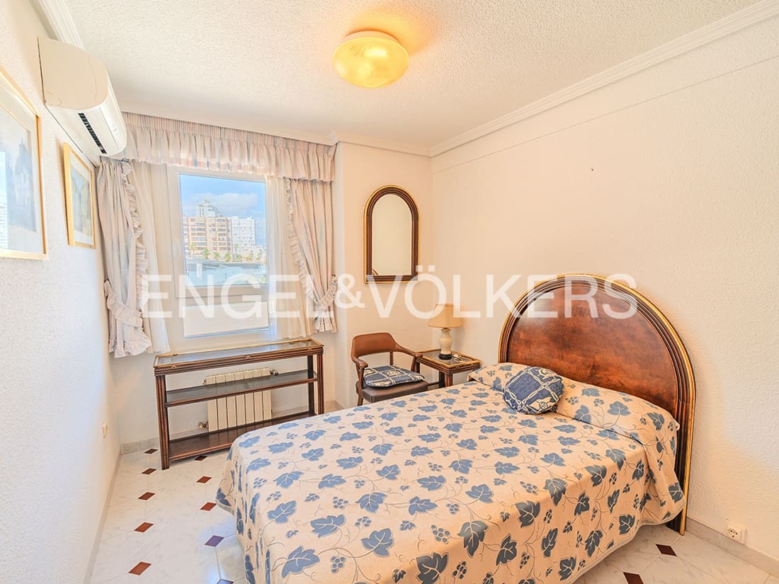 4 soverom Bungalow til salgs i Alicante by med svømmebasseng garasje - € 850 000 (Ref: 9274649)