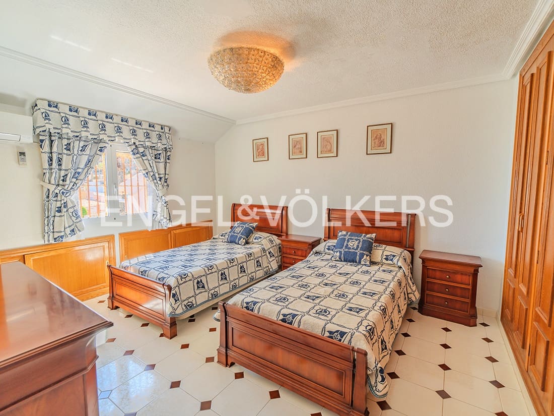 4 soverom Bungalow til salgs i Alicante by med svømmebasseng garasje - € 850 000 (Ref: 9274649)