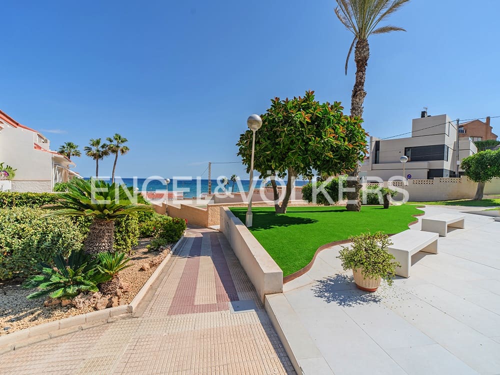 4 soverom Bungalow til salgs i Alicante by med svømmebasseng garasje - € 850 000 (Ref: 9274649)