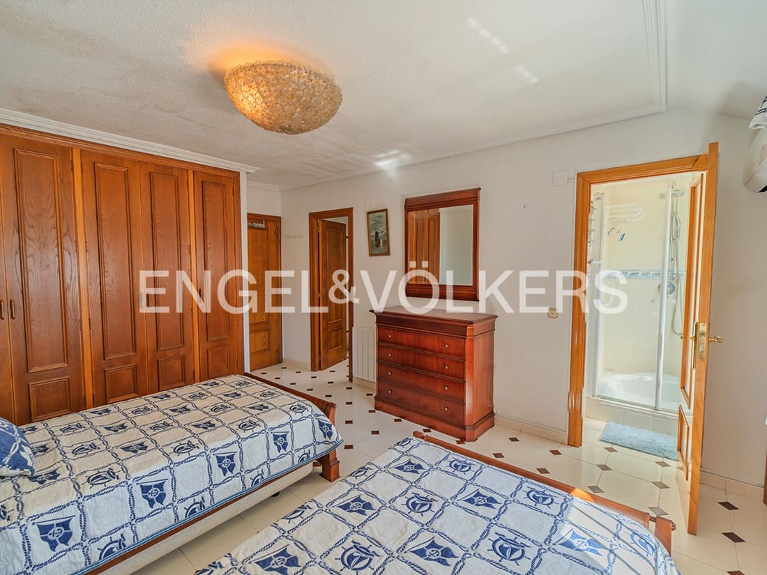 4 soverom Bungalow til salgs i Alicante by med svømmebasseng garasje - € 850 000 (Ref: 9274649)