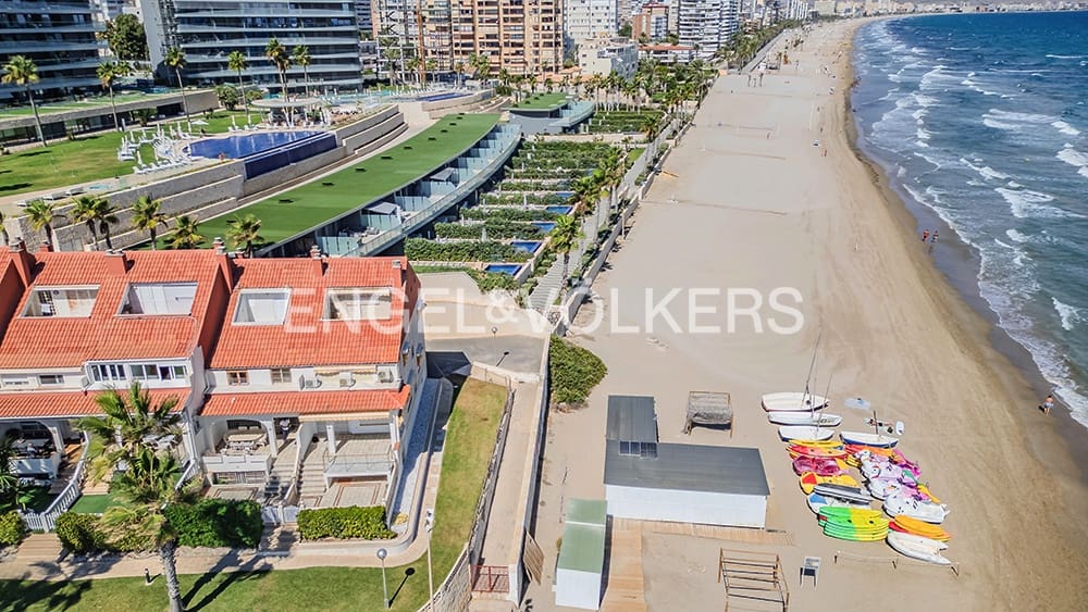 4 soverom Bungalow til salgs i Alicante by med svømmebasseng garasje - € 850 000 (Ref: 9274649)