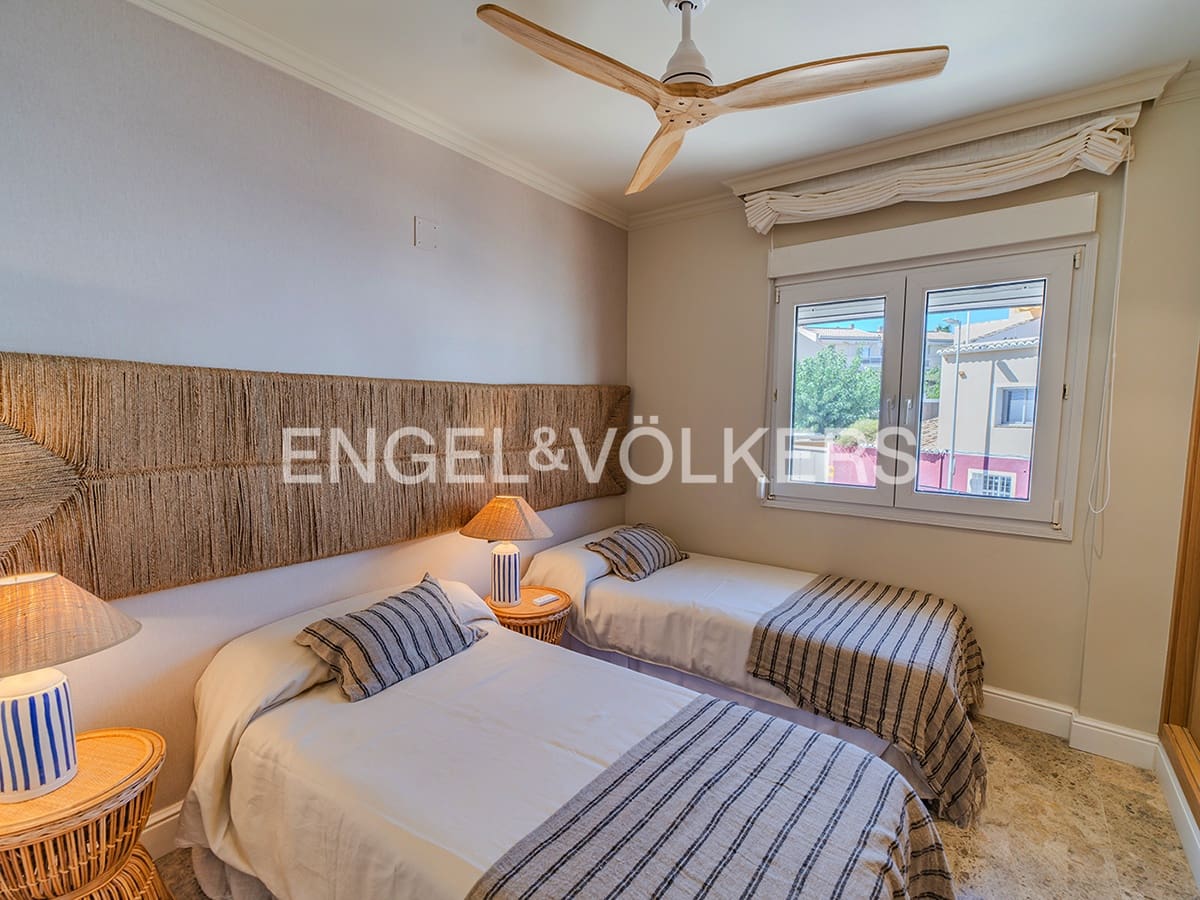 Bungalow for sale in El Campello with pool garage - € 1,025,000 (Ref: 9296308)