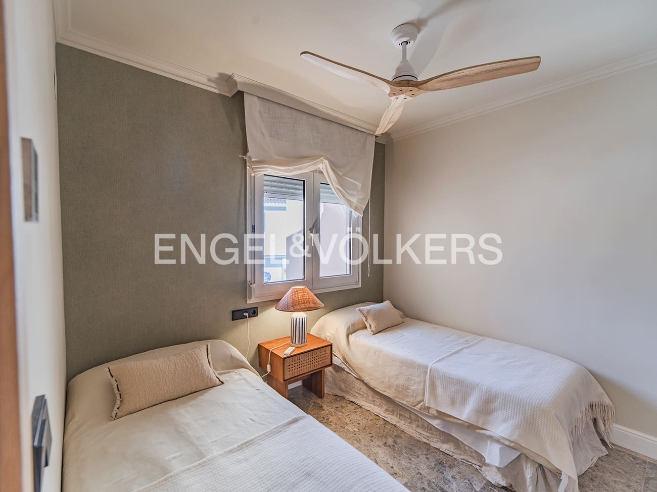 Bungalow for sale in El Campello with pool garage - € 1,025,000 (Ref: 9296308)