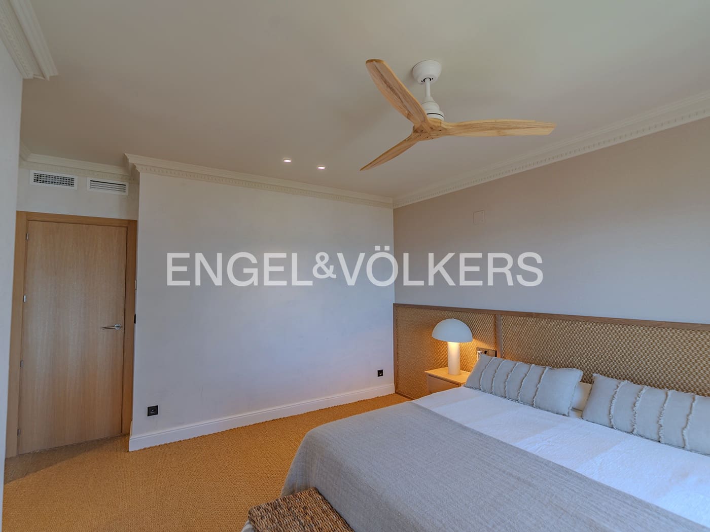 Bungalow for sale in El Campello with pool garage - € 1,025,000 (Ref: 9296308)