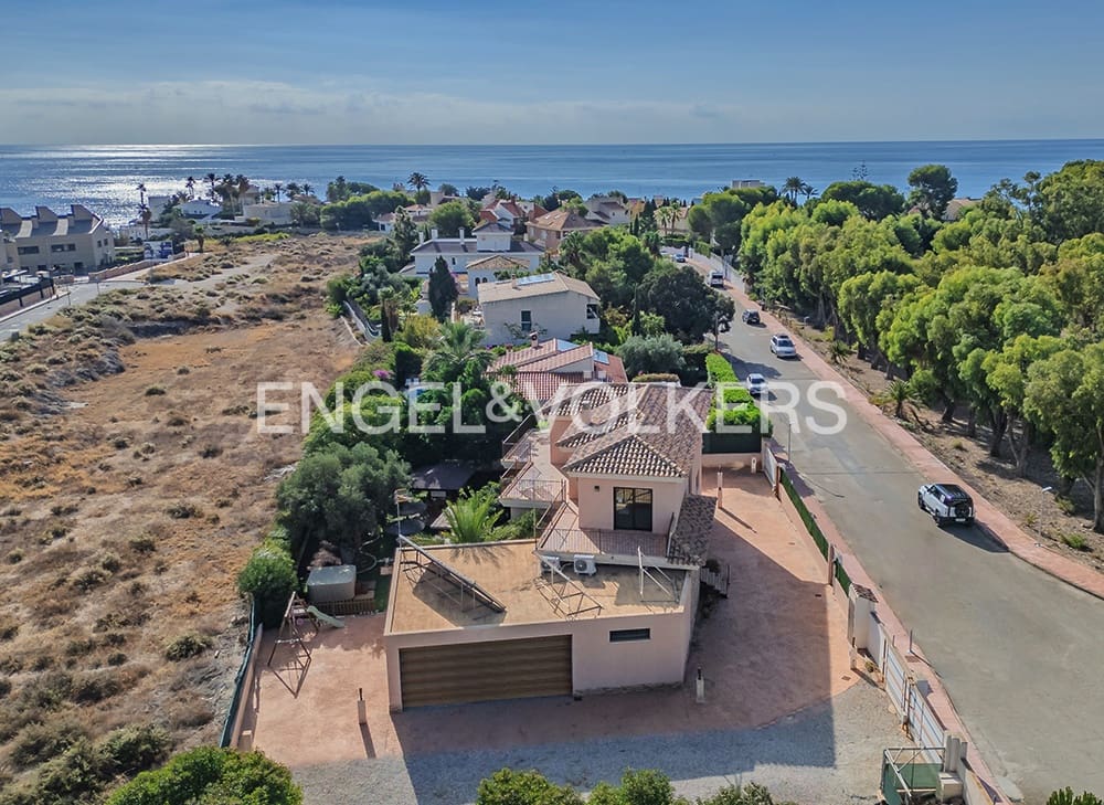 4 bedroom Villa for sale in El Campello with pool garage - € 1,250,000 (Ref: 9314445)