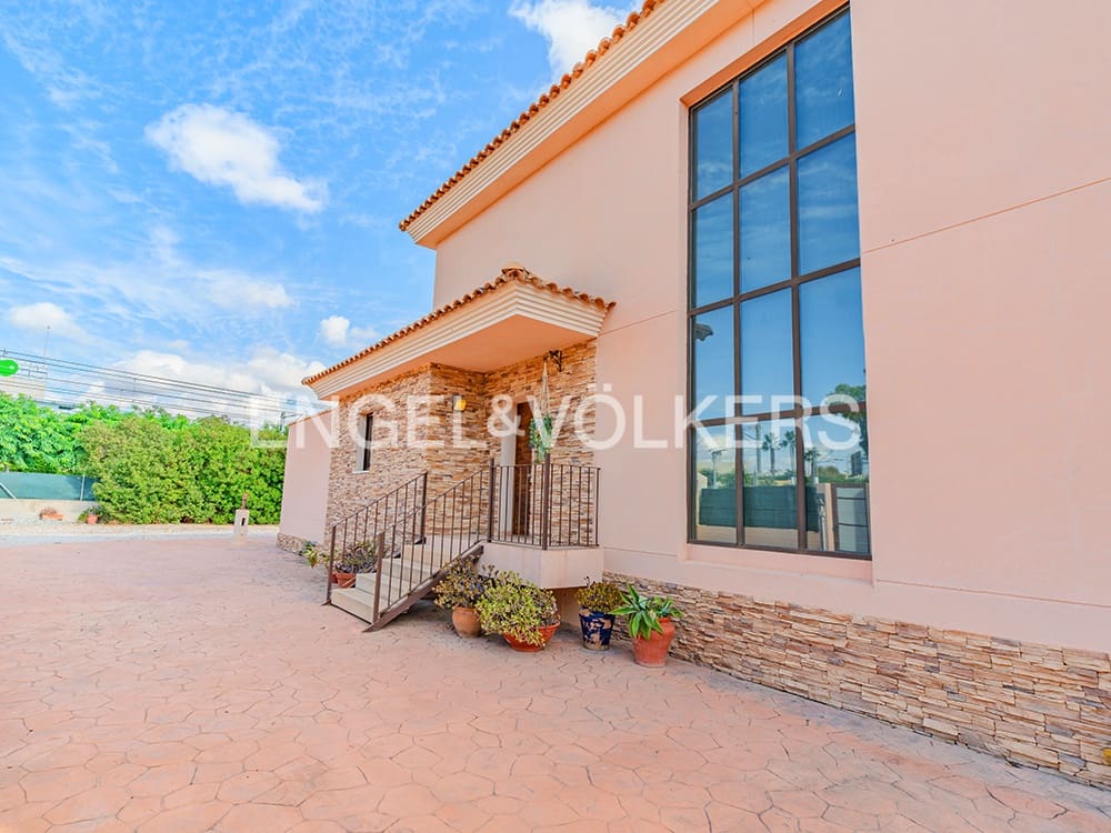 4 bedroom Villa for sale in El Campello with pool garage - € 1,250,000 (Ref: 9314445)