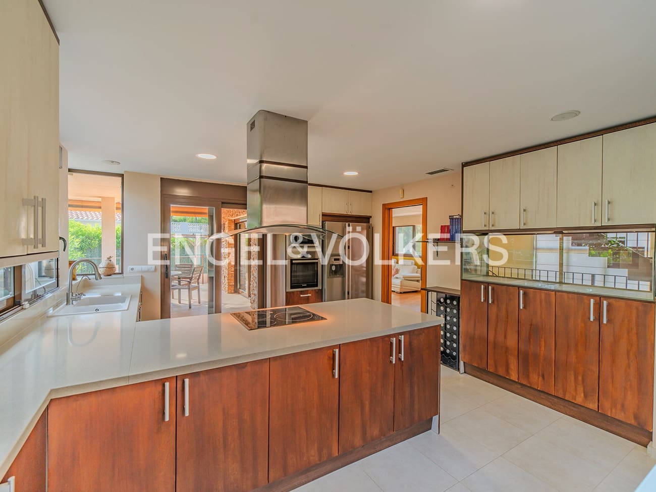 4 bedroom Villa for sale in El Campello with pool garage - € 1,250,000 (Ref: 9314445)