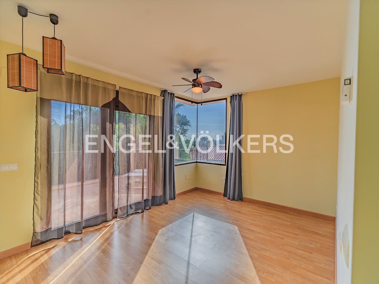 4 bedroom Villa for sale in El Campello with pool garage - € 1,250,000 (Ref: 9314445)