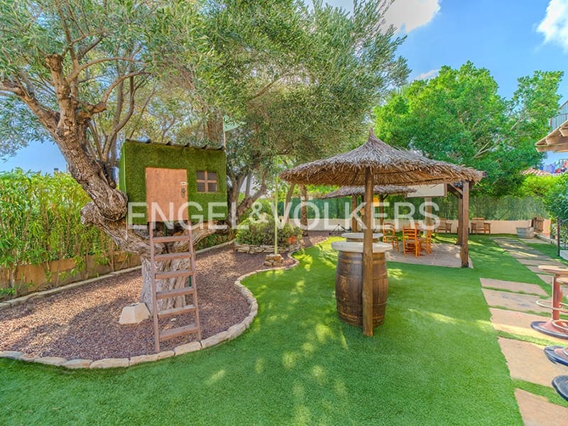 4 bedroom Villa for sale in El Campello with pool garage - € 1,250,000 (Ref: 9314445)