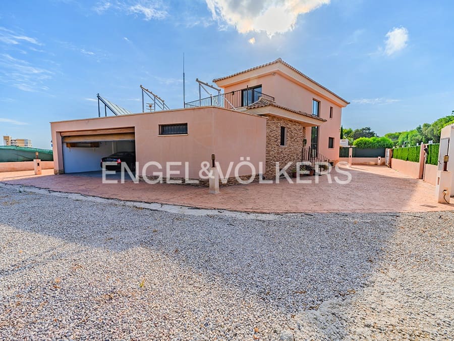 4 bedroom Villa for sale in El Campello with pool garage - € 1,250,000 (Ref: 9314445)