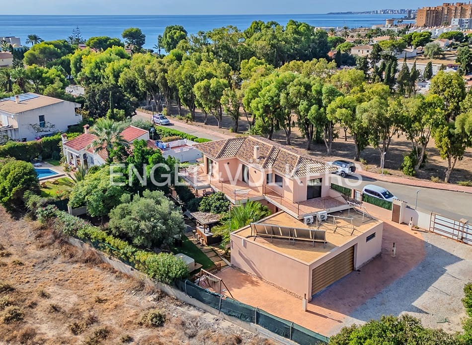 4 bedroom Villa for sale in El Campello with pool garage - € 1,250,000 (Ref: 9314445)