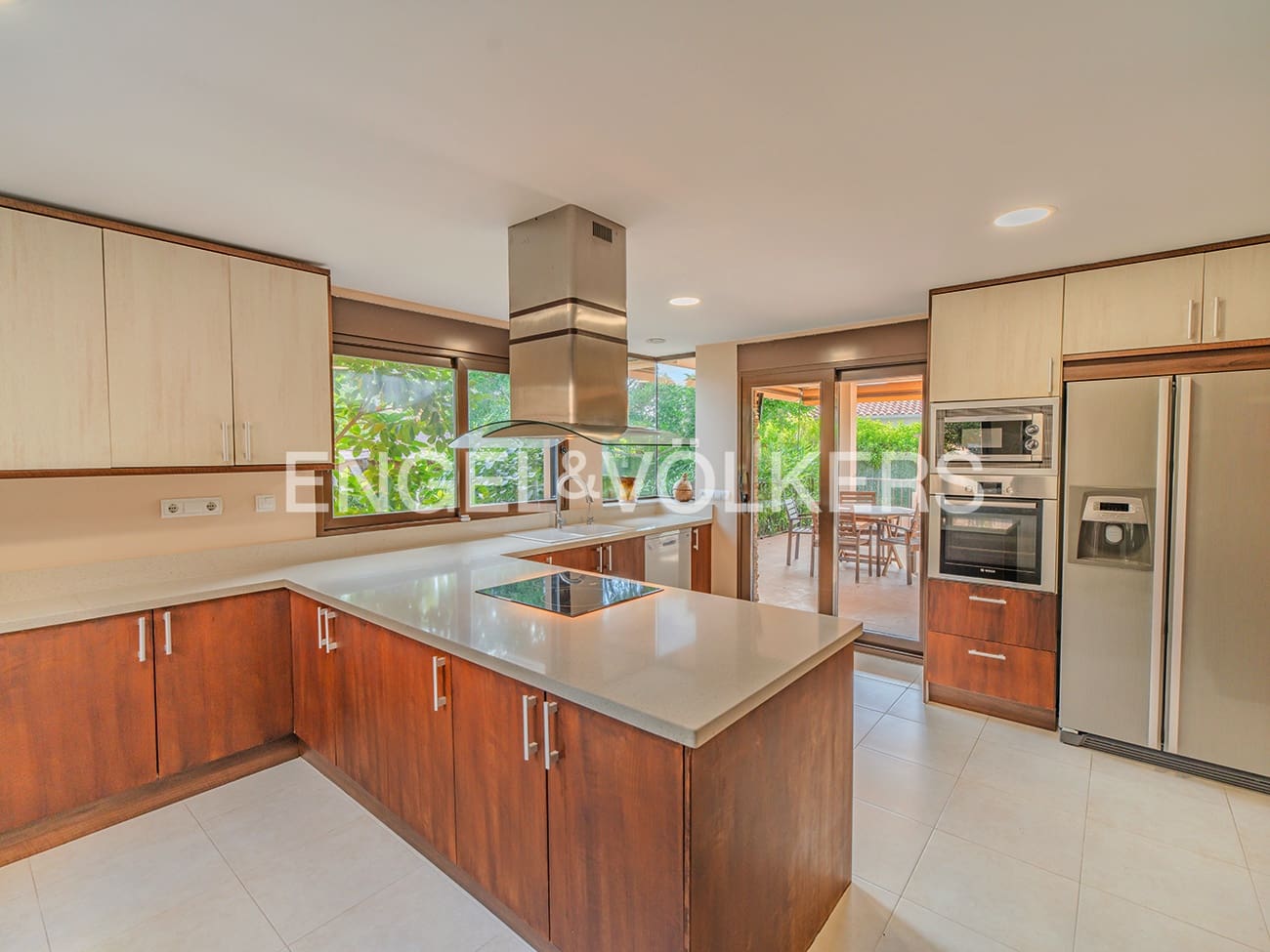 4 bedroom Villa for sale in El Campello with pool garage - € 1,250,000 (Ref: 9314445)