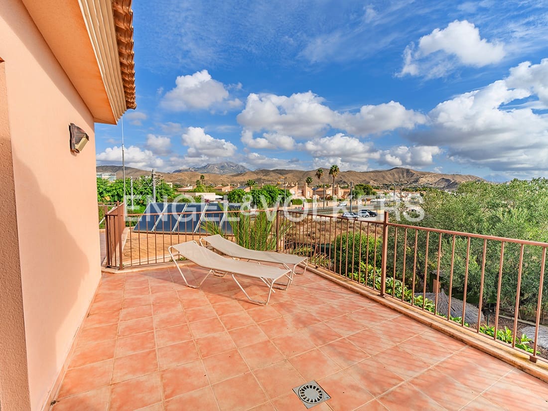 4 bedroom Villa for sale in El Campello with pool garage - € 1,250,000 (Ref: 9314445)