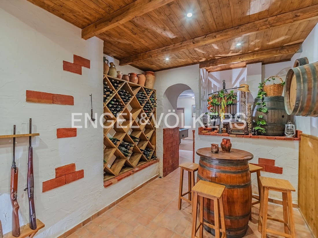 4 bedroom Villa for sale in El Campello with pool garage - € 1,250,000 (Ref: 9314445)