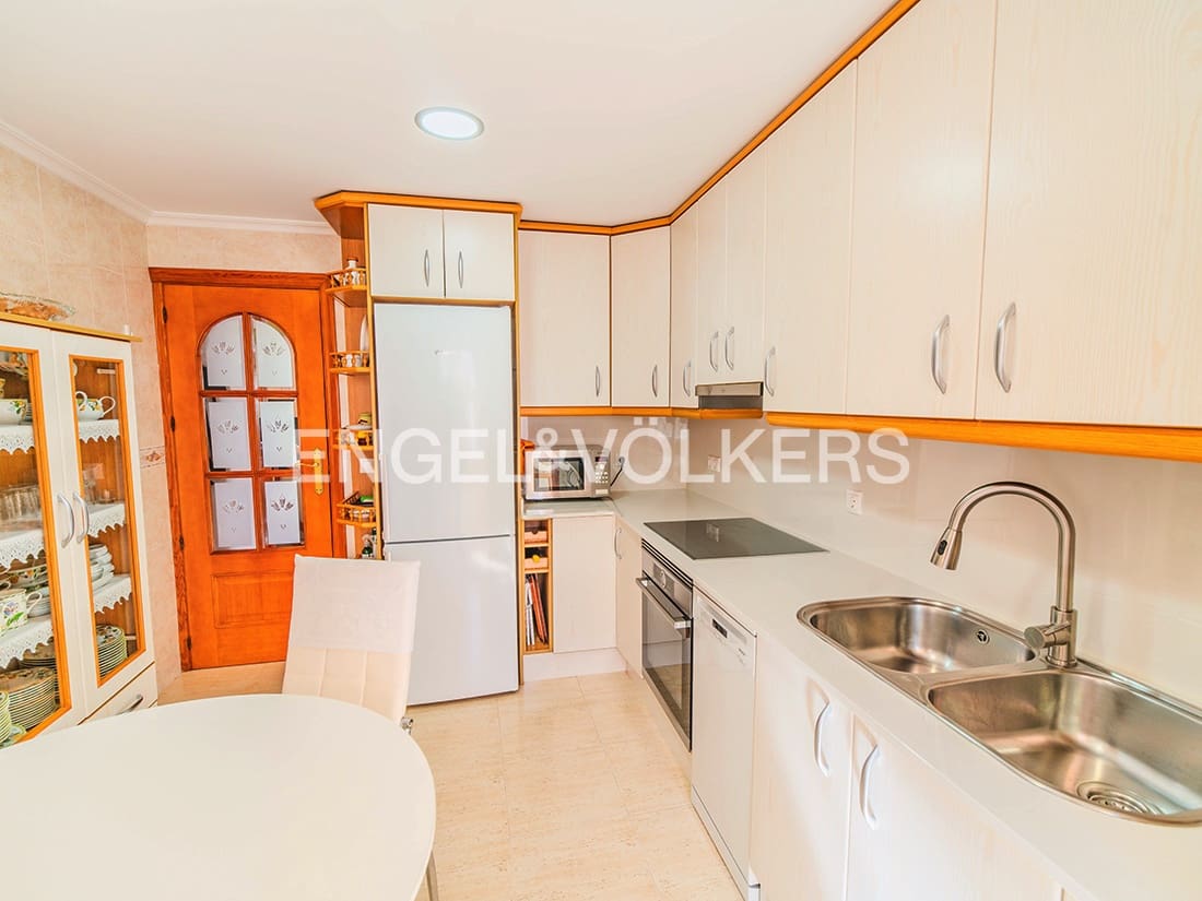 4 chambre Bungalow à vendre à Alicante ville avec piscine garage - 585 000 € (Ref: 9588096)