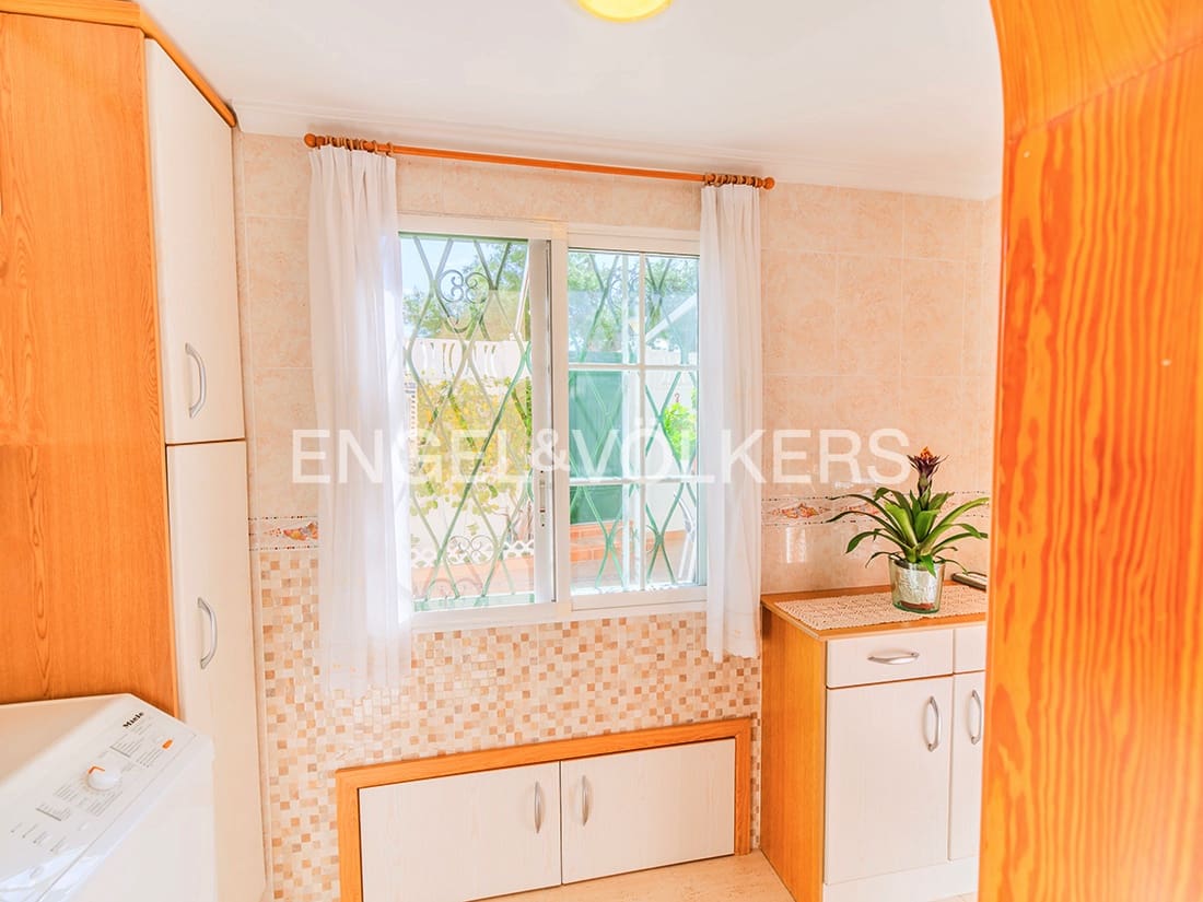 4 chambre Bungalow à vendre à Alicante ville avec piscine garage - 585 000 € (Ref: 9588096)