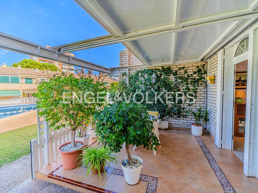 4 chambre Bungalow à vendre à Alicante ville avec piscine garage - 585 000 € (Ref: 9588096)