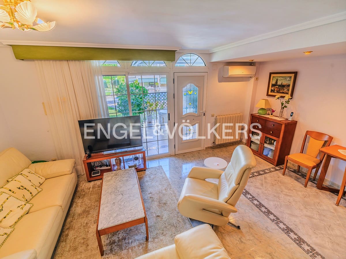 4 chambre Bungalow à vendre à Alicante ville avec piscine garage - 585 000 € (Ref: 9588096)