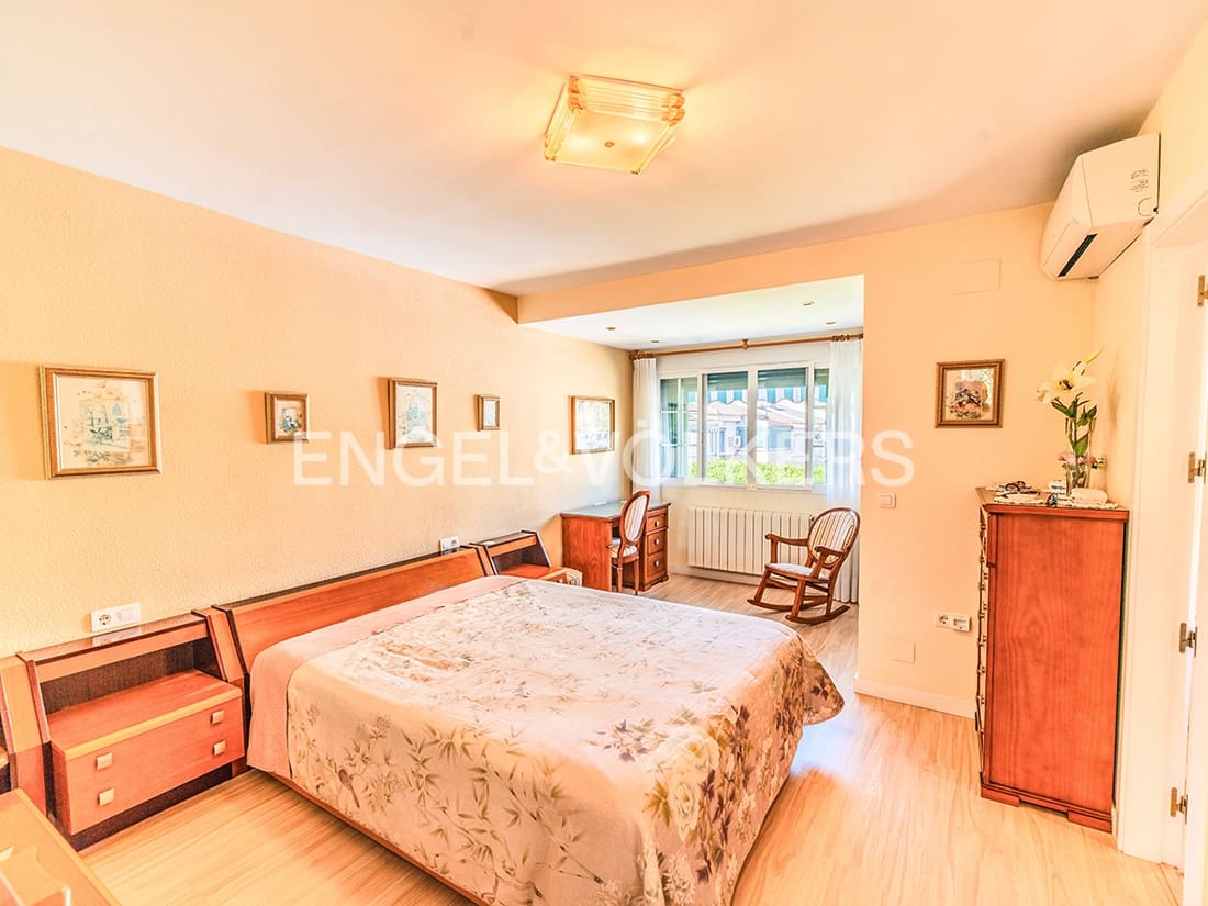 4 chambre Bungalow à vendre à Alicante ville avec piscine garage - 585 000 € (Ref: 9588096)