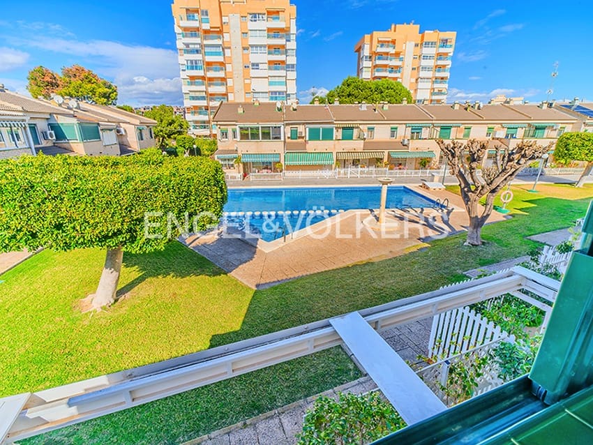 4 chambre Bungalow à vendre à Alicante ville avec piscine garage - 585 000 € (Ref: 9588096)