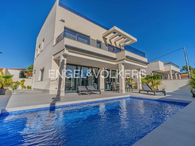 Chalet de 4 habitaciones en La Marina, Elche / Elx en venta con piscina garaje - 660.000 € (Ref: 9588226)