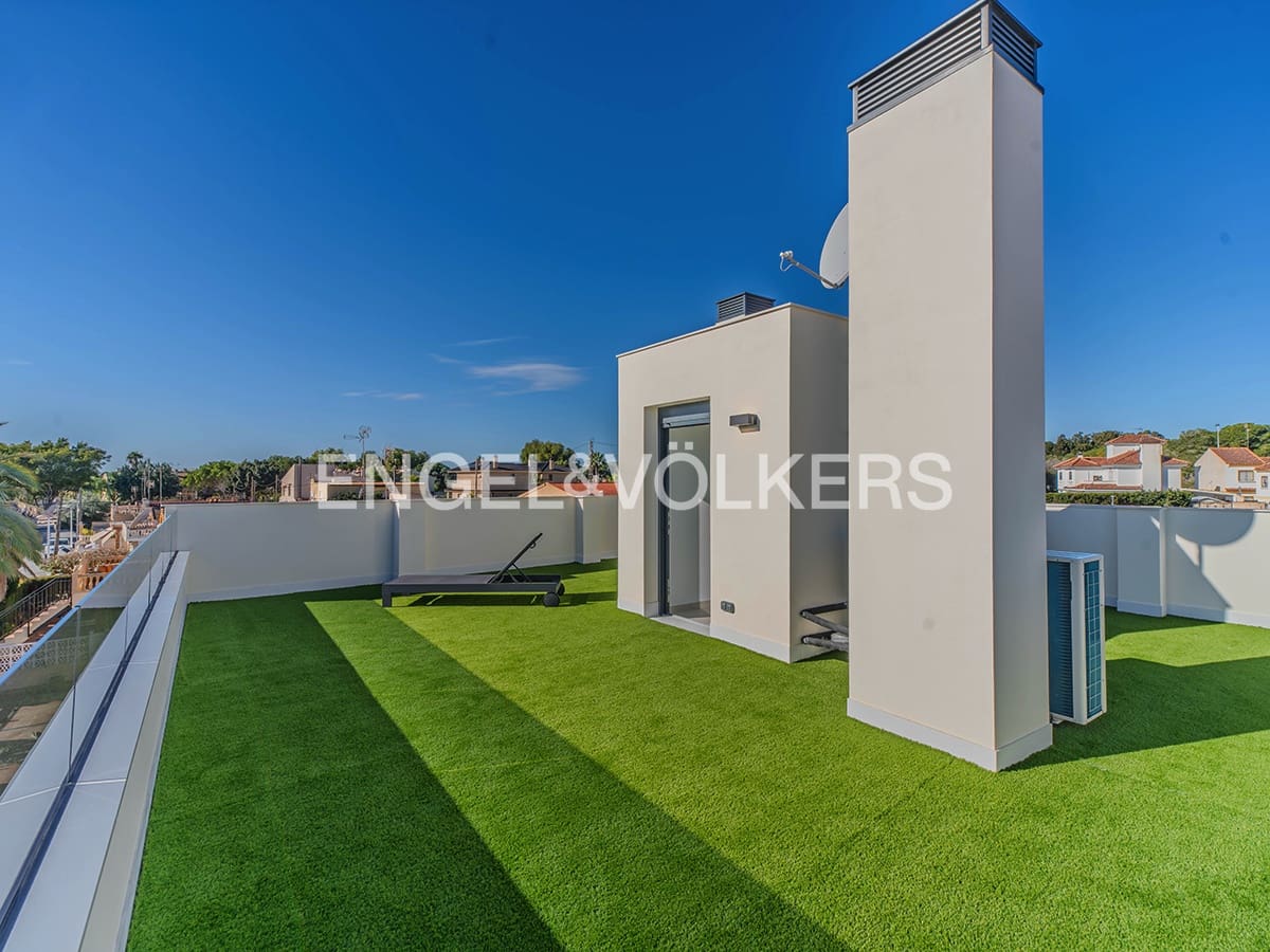 4 bedroom Villa for sale in La Marina with pool garage - € 660,000 (Ref: 9588226)