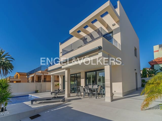 Chalet de 4 habitaciones en La Marina, Elche / Elx en venta con piscina garaje - 660.000 € (Ref: 9588226)