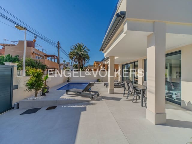 Chalet de 4 habitaciones en La Marina, Elche / Elx en venta con piscina garaje - 660.000 € (Ref: 9588226)