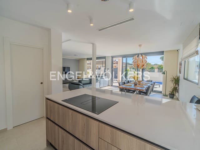 Chalet de 4 habitaciones en La Marina, Elche / Elx en venta con piscina garaje - 660.000 € (Ref: 9588226)