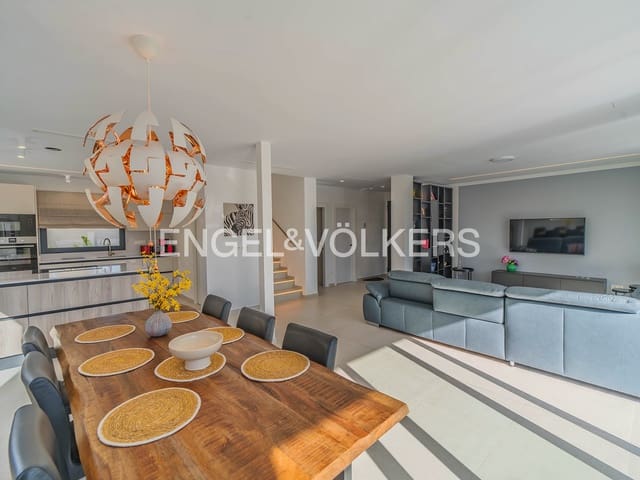 Chalet de 4 habitaciones en La Marina, Elche / Elx en venta con piscina garaje - 660.000 € (Ref: 9588226)