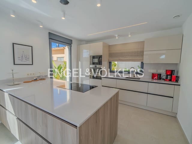 Chalet de 4 habitaciones en La Marina, Elche / Elx en venta con piscina garaje - 660.000 € (Ref: 9588226)