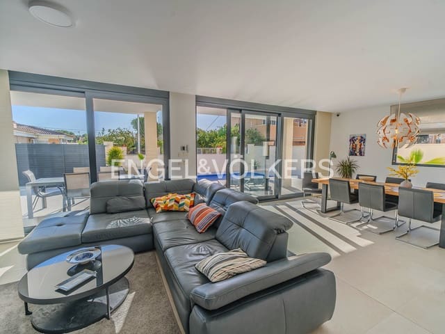 Chalet de 4 habitaciones en La Marina, Elche / Elx en venta con piscina garaje - 660.000 € (Ref: 9588226)
