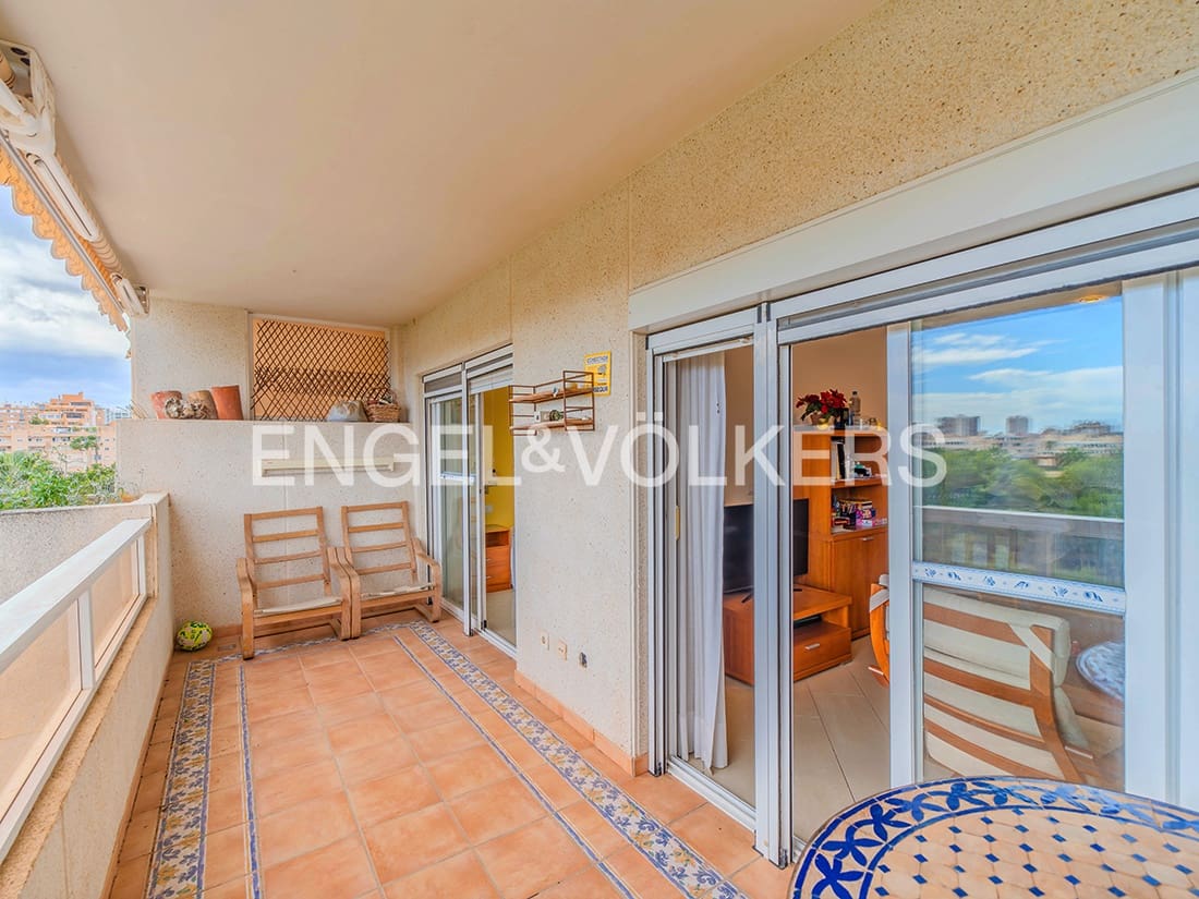 2 soveværelse Lejlighed til salg i Alicante by med swimmingpool garage - € 375.000 (Ref: 9626451)