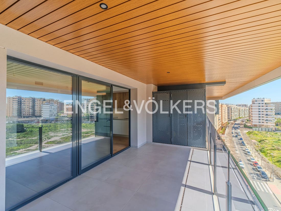 2 bedroom Apartment for sale in Alicante / Alacant city with pool - € 520,000 (Ref: 9674810)