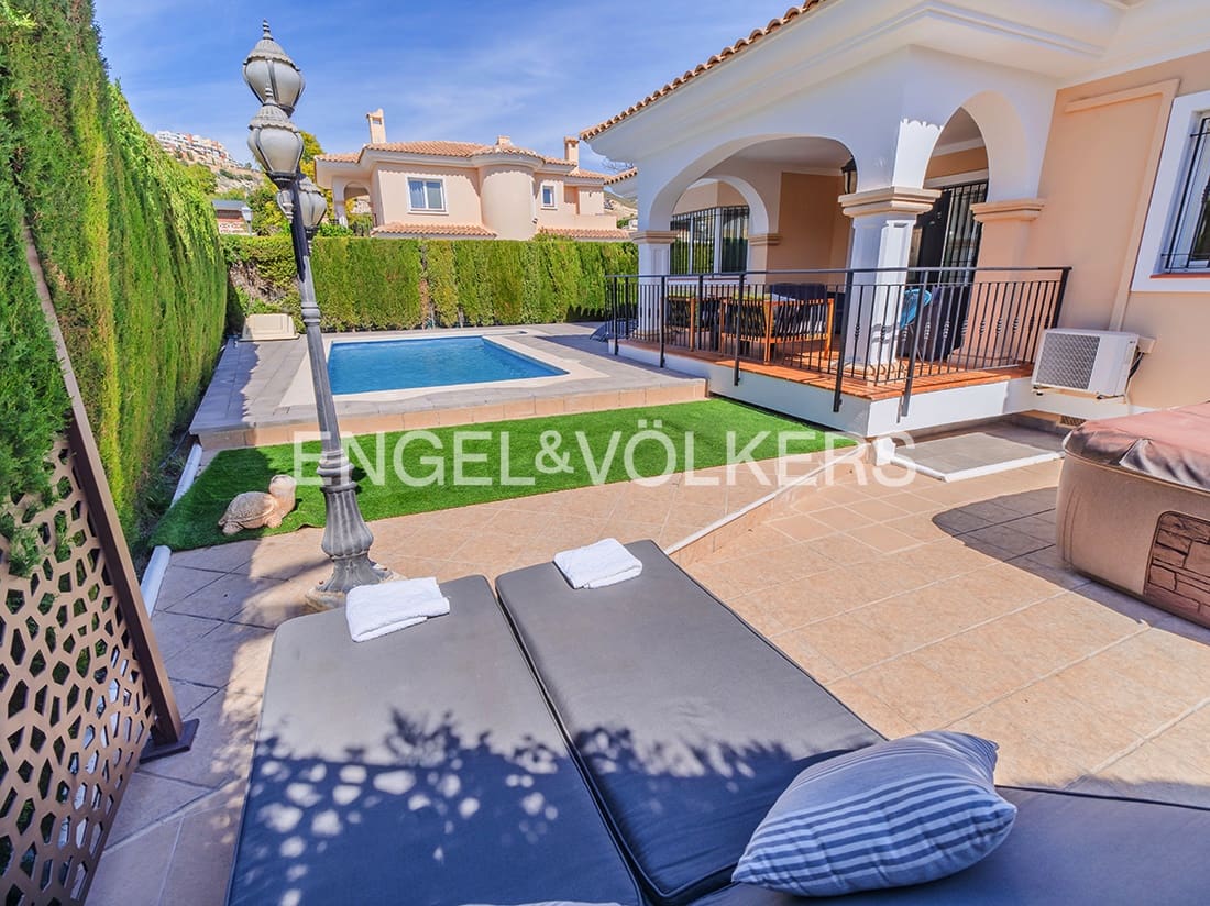 4 makuuhuone Huvila myytävänä paikassa Muchamiel / Mutxamel mukana uima-altaan 
autotalli - 599 000 € (Ref: 9708045)