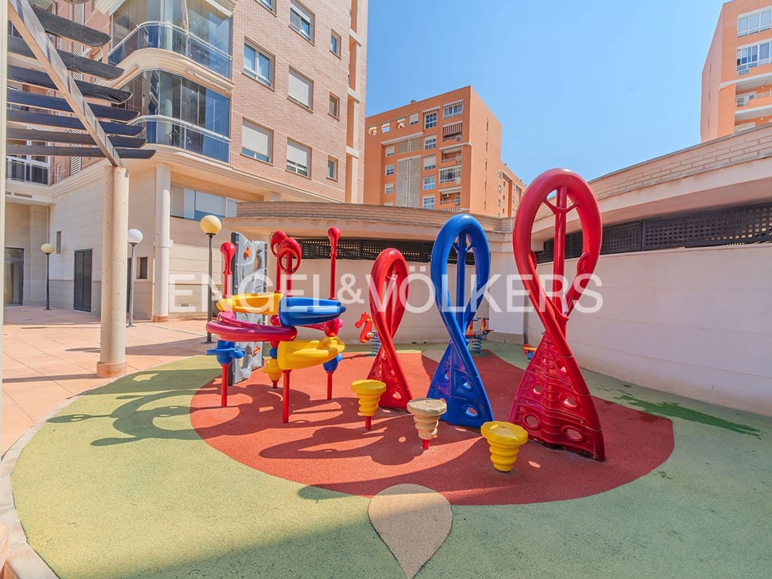 3 makuuhuone Kattohuoneisto myytävänä paikassa Alicante kaupunki mukana uima-altaan 
autotalli - 630 000 € (Ref: 9720364)