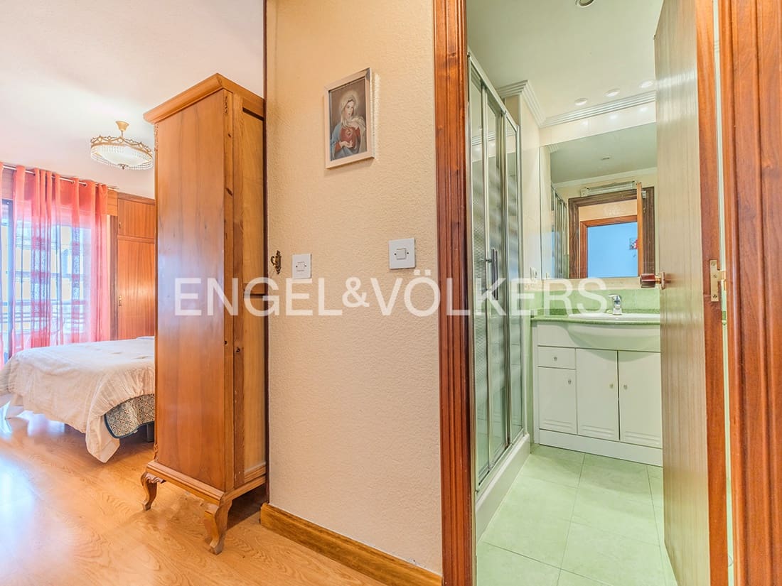4 bedroom Apartment for sale in Alicante / Alacant city with garage - € 380,000 (Ref: 9765332)