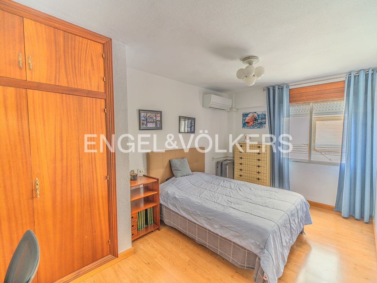 4 bedroom Apartment for sale in Alicante / Alacant city with garage - € 380,000 (Ref: 9765332)