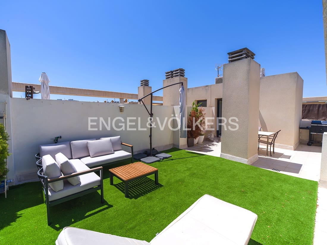4 bedroom Penthouse for sale in Playa de San Juan with pool - € 637,000 (Ref: 9821179)