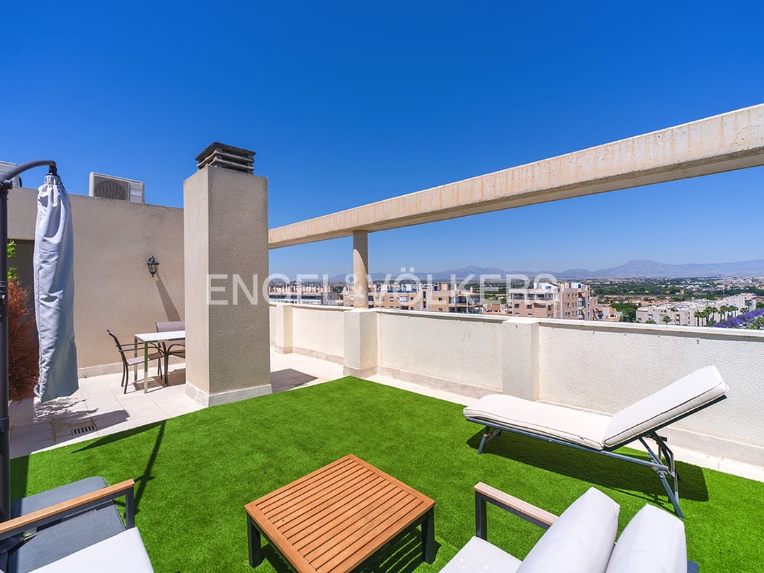 4 bedroom Penthouse for sale in Playa de San Juan with pool - € 637,000 (Ref: 9821179)