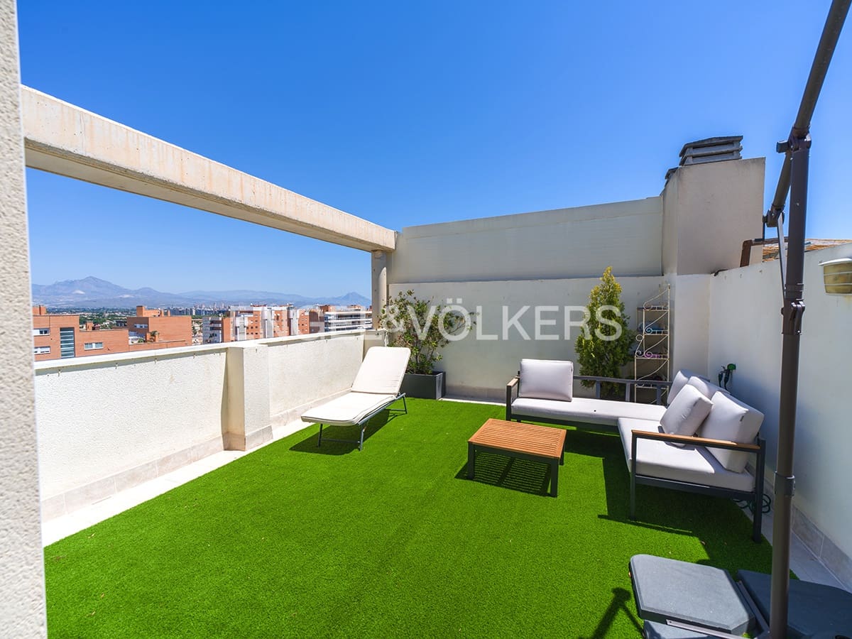 4 bedroom Penthouse for sale in Playa de San Juan with pool - € 637,000 (Ref: 9821179)